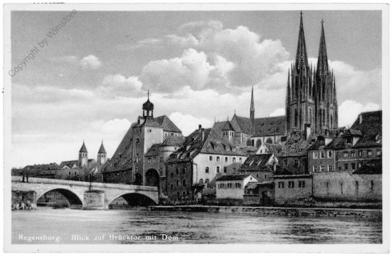 ak202596 Regensburg, Blick auf Brücktor mit Dom