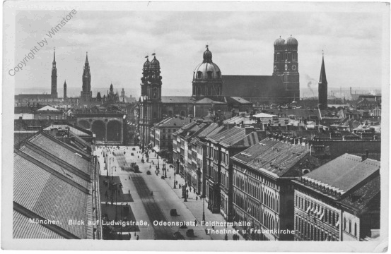 München, Blick auf Ludwigstraße, Odeonsplatz, Feldherrnhalle, Theatiner und Frauenkirche