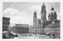 München, Odeonsplatz mit Feldherrnhalle und Theatinerkirche
