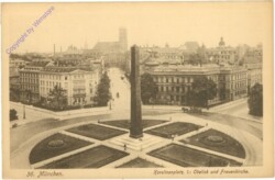 München, Karolinenplatz, Obelisk und Frauenkirche