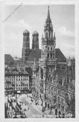ak202853 München, Rathaus mit Frauenkirche