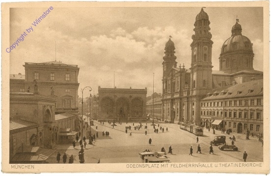 München, Odeonsplatz mit Feldherrnhalle und Theatinerkirche