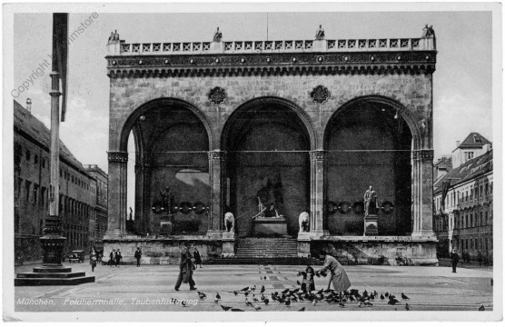 München, Feldherrnhalle, Taubenfütterung