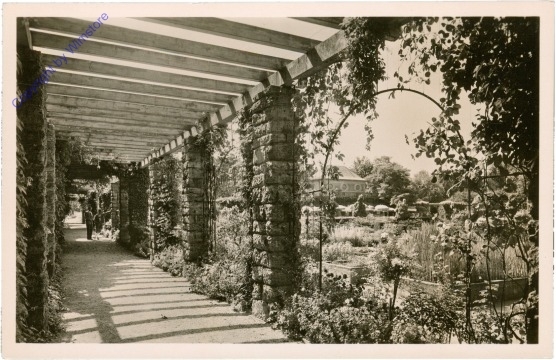 München, Nymphenburg, Blick durch den Laubengang