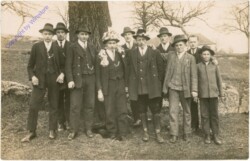 Gruppenfoto, Männer vor einem Baum