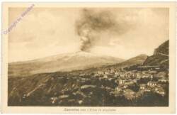 Taormina, con L'Etna in eruzione