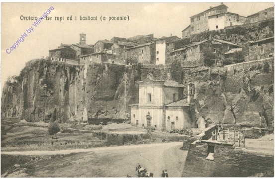 Orvieto, Le rupi ed i bastioni