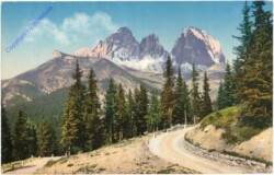 Dolomiti (Dolomiten), Partie an der Pordoijochstrasse mit Langkofelgruppe
