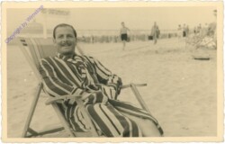 Mann im Liegestuhl am Strand