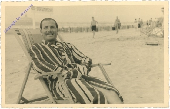Mann im Liegestuhl am Strand