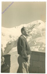 Mann genießt Ausblick in den Bergen