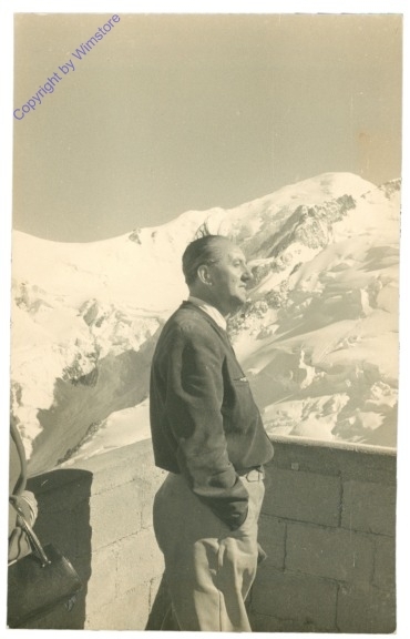 Mann genießt Ausblick in den Bergen