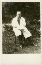 Wissenschaftler im Garten sitzend