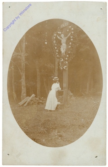 ak206405 Frau betet