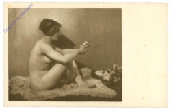 Nackte Dame sitzend