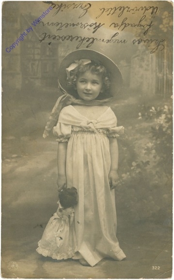 Mädchen in hübschen Kleid