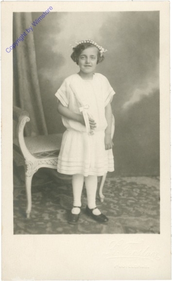 Mädchen mit Kerze