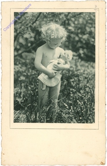 Mädchen mit Puppe