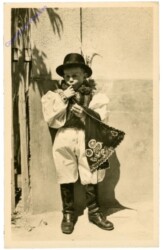 Kind in Volkstracht