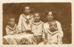 Mutter mit vier Kindern