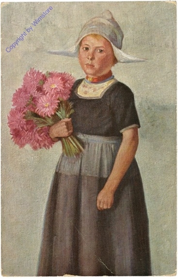 Mädchen in Tracht mit Blumen