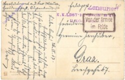 Mädchen in Tracht mit Blumen