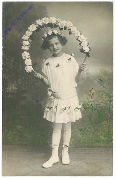 Mädchen mit Blumenreifen