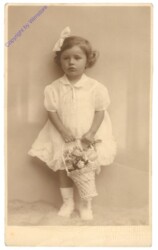Mädchen stehend