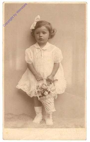 Mädchen stehend