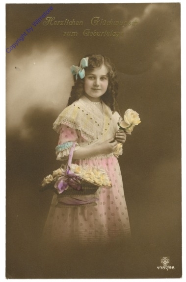 Mädchen mit Blumenkorb