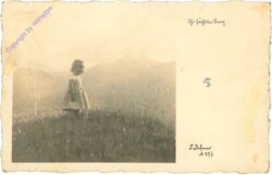 Kind auf einer Wiese