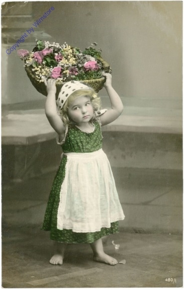 Mädchen mit einem Korb Blumen