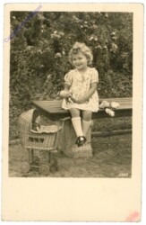 Mädchen mit Puppe
