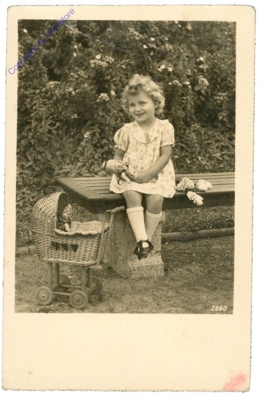 Mädchen mit Puppe