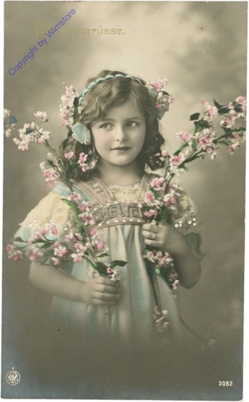 Mädchen mit blühenden Zweigen