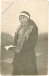 Dame stehend mit Buch