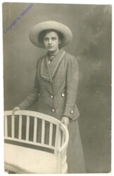 Dame stehend