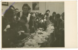 Gruppenfoto, Damen zu Tisch