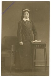 Schwester stehend