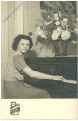 Dame am Klavier