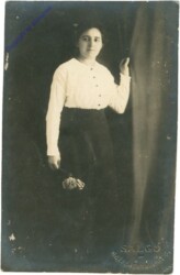 Dame stehend