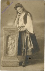 Dame schmunzelt
