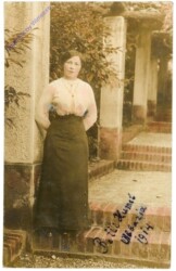 Dame stehend beim Eingang