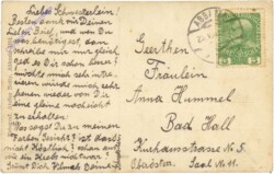 Dame stehend beim Eingang