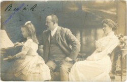 Familie lauscht Klavierklängen