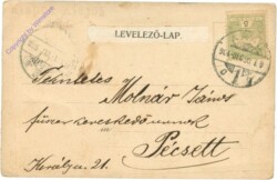 Familie lauscht Klavierklängen