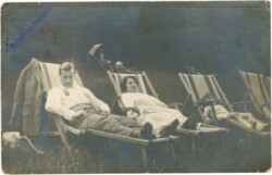 ak208517 Familien im Liegestuhl
