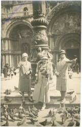 Gruppenfoto, Drei Damen