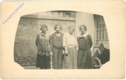 Gruppenfoto, Vier Damen