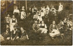 Gruppenfoto, Im Wald